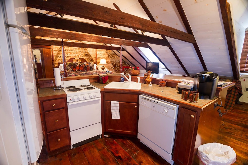 Inn at Lincoln Square - photo 18