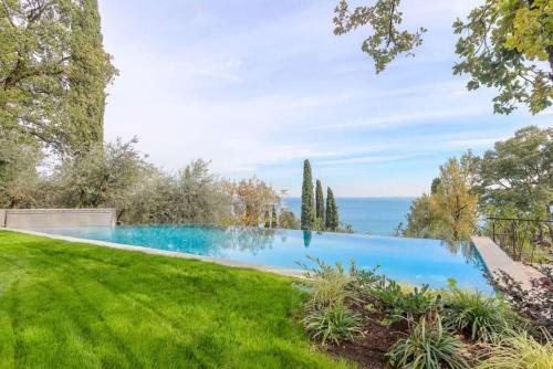 Villa Michelle Amazing View Pool Beach Front — 4-Star Luxury Hotel in Padenghe Sul Garda, Italy