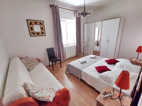 Bertie's Lodge Four Bedroom Apartment A4 — 4-Star Luxury Hotel in Smokvica, Croatia