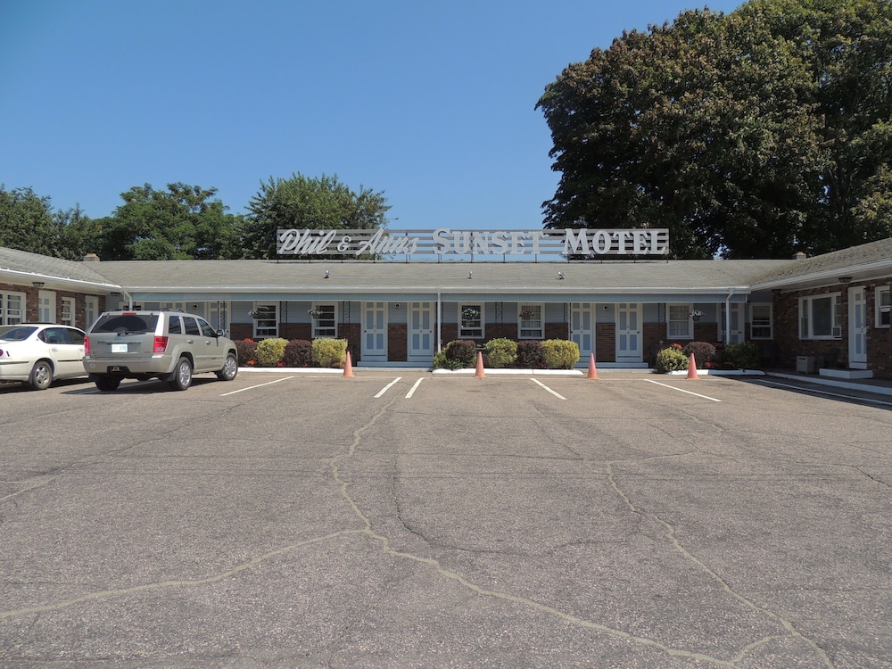Phil Anns Sunset Motel — Charlestown