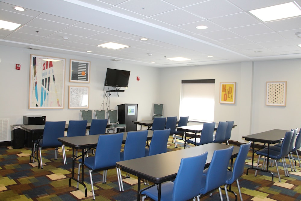 Holiday Inn Express and Suites Wytheville by IHG - photo 65