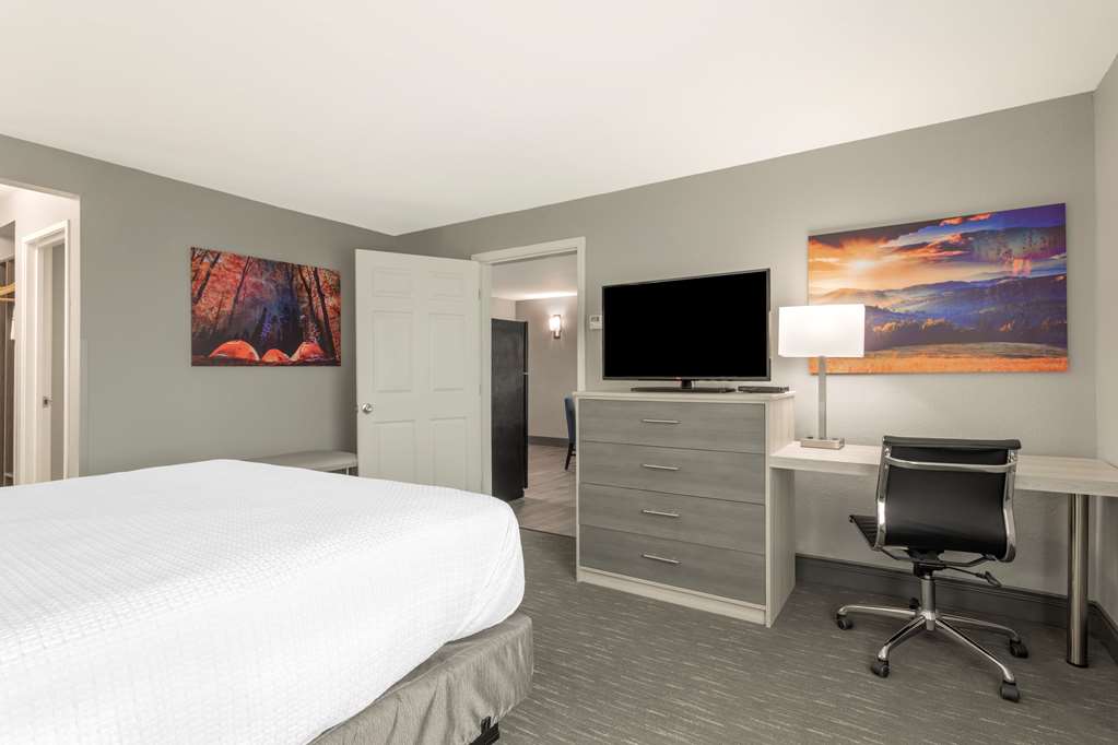 Best Western Plus Magnolia Inn Suites - photo 13