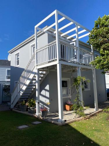 Sunny Thesen Islands Cottage — 4-Star Luxury Hotel in Knysna, South Africa