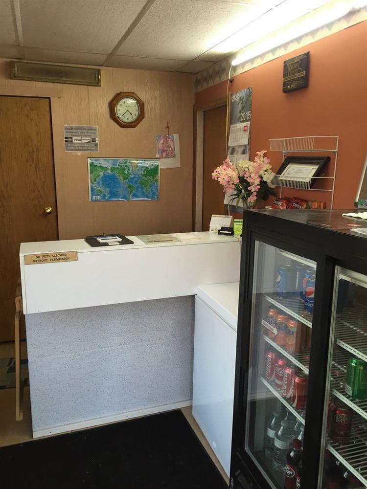 B & J Motel - photo 16