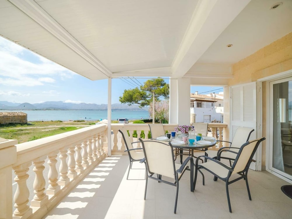 Apartment by Alcudia Bay — 4-Star Luxury Hotel in Alcudia, Spain