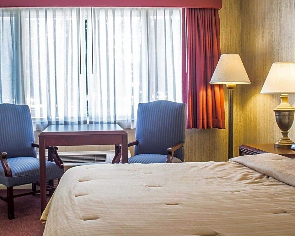 Rodeway Inn Marshall Manor - photo 16