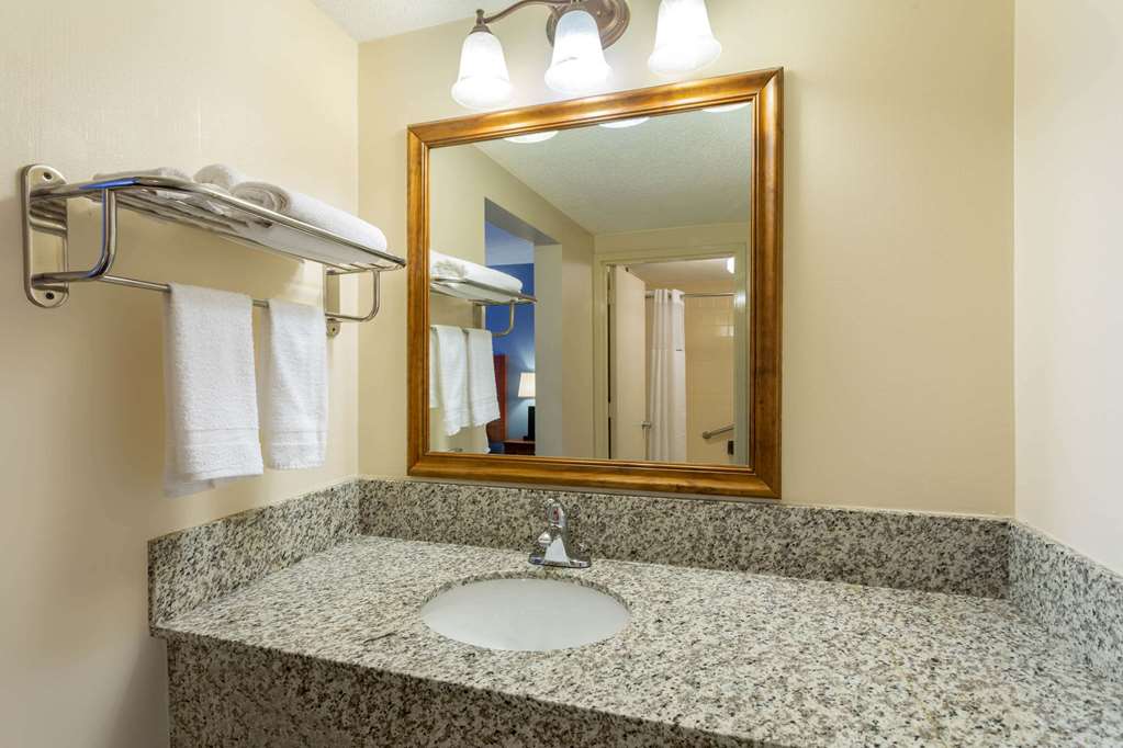 Days Inn by Wyndham Breezewood - photo 13
