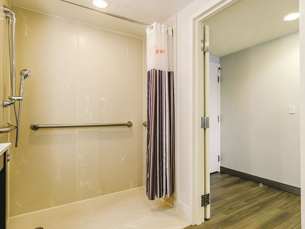 La Quinta Inn & Suites by Wyndham Warwick Providence Airport - photo 19