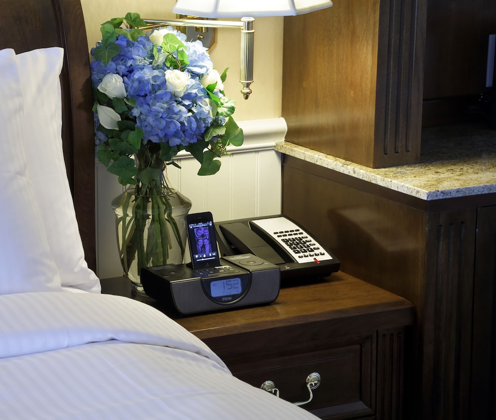 Madison Beach Hotel - photo 8