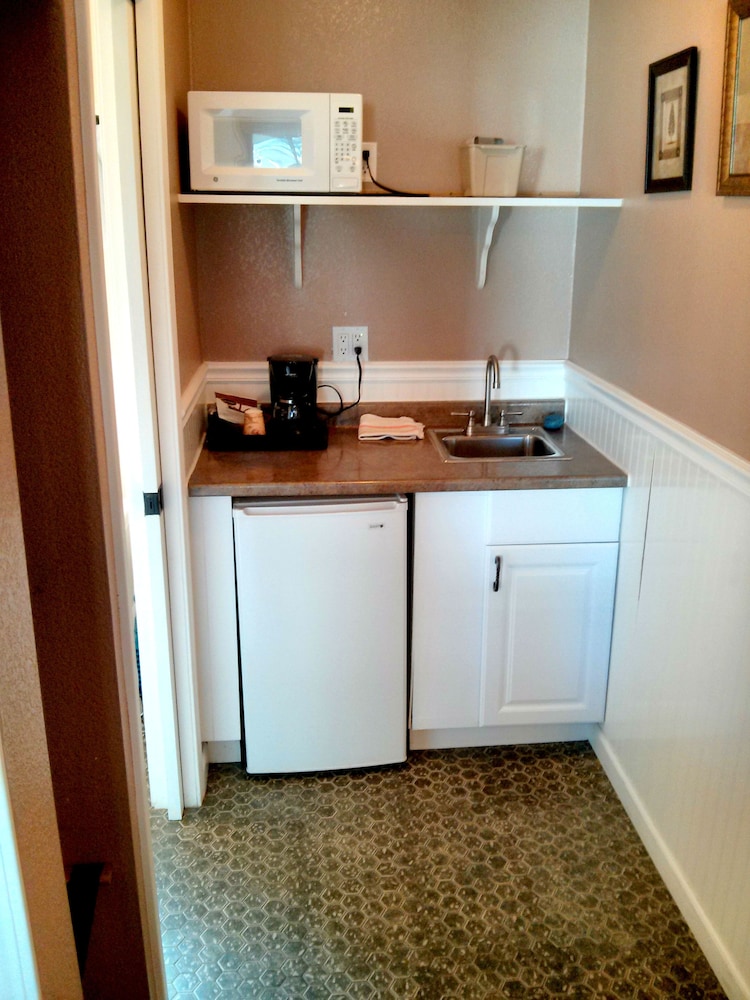 Green Gables Motel & Suites - photo 38
