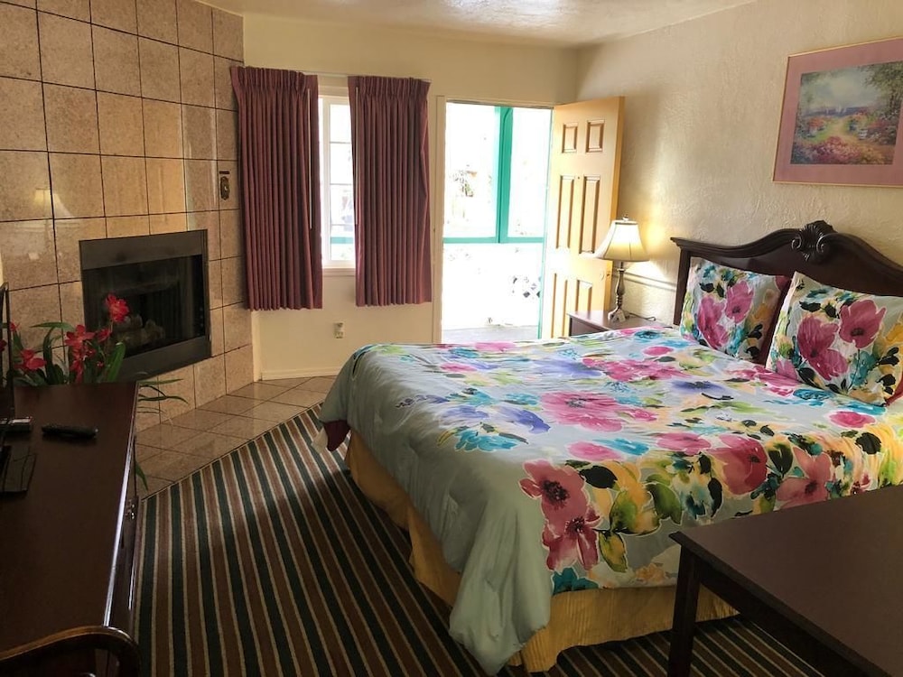 Monterey Pines Inn - photo 2