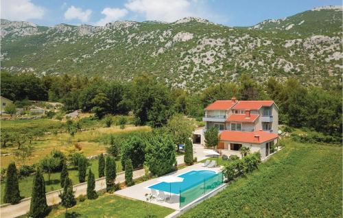 Three Bedroom Apartment In Ostrvica — 4-Star Luxury Hotel in Omis, Croatia