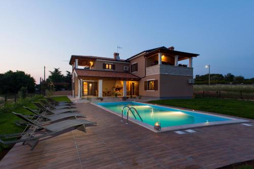 Villa Roza in Central Istria with whirlpool and playground for kids pet friendly — 4-Star Luxury Hotel in Tinjan, Croatia