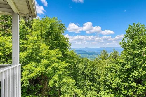 Berg Stuga Free Attraction Tickets Game Room Hot Tub WIFI in Townsend, United States