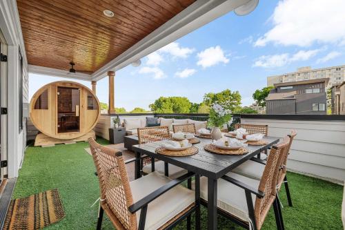 The Waylon Newly Redesigned Rooftop with Sauna — 4-Star Luxury Hotel in Nashville, United States