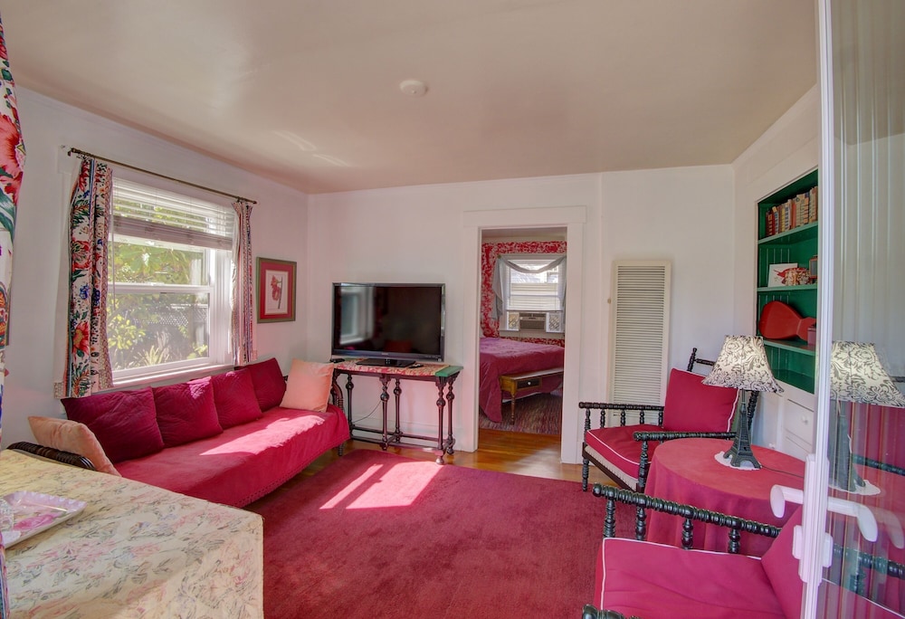 Secret Garden Inn and Cottages - photo 44