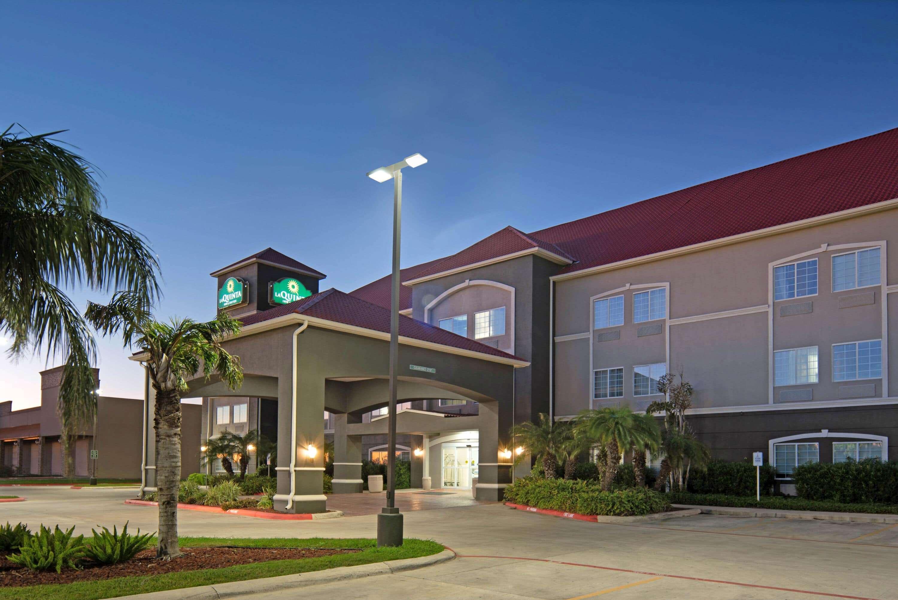 La Quinta Inn & Suites by Wyndham Mercedes Outlet Mall — hotel in Mercedes