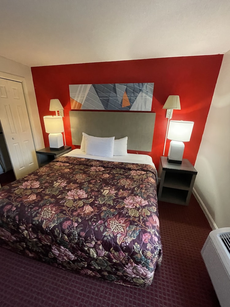 Gold Star Inn & Suites - photo 6