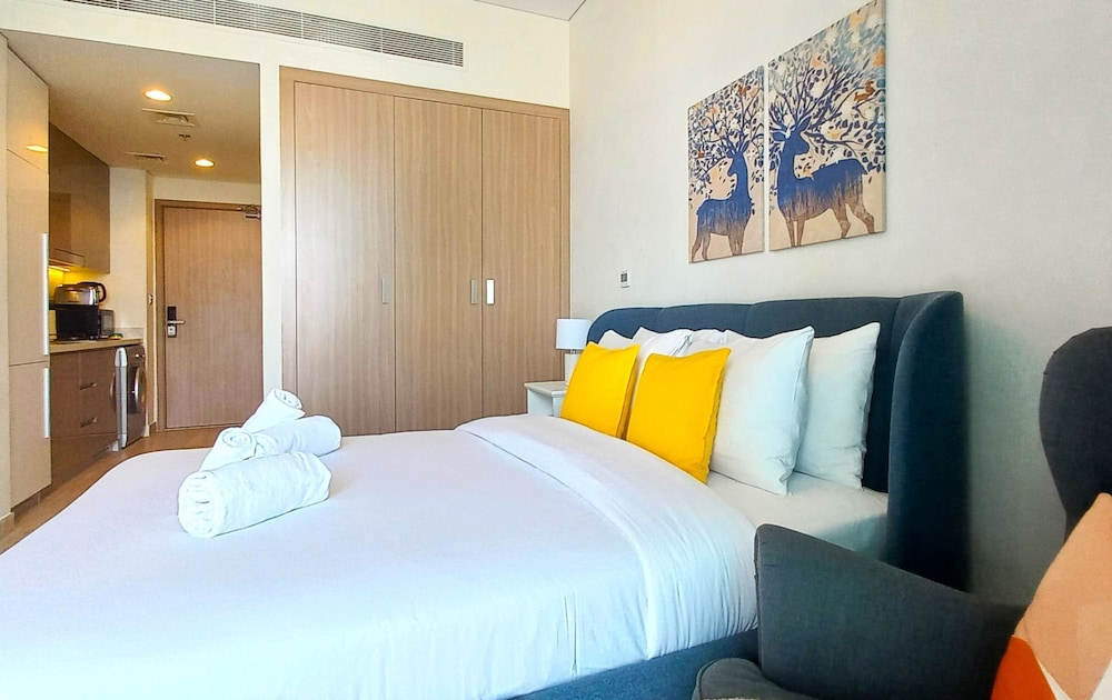 Greek View Studio Farhad Azizi Residence Al Jaddaf — 5-Star Luxury Hotel in Dubai, United Arab Emirates