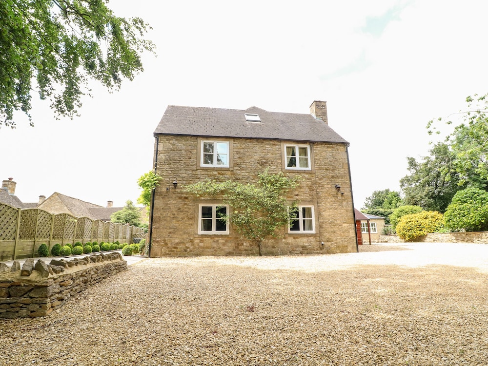 South Hill Farmhouse — 5-Star Luxury Hotel in Stow On The Wold, United Kingdom