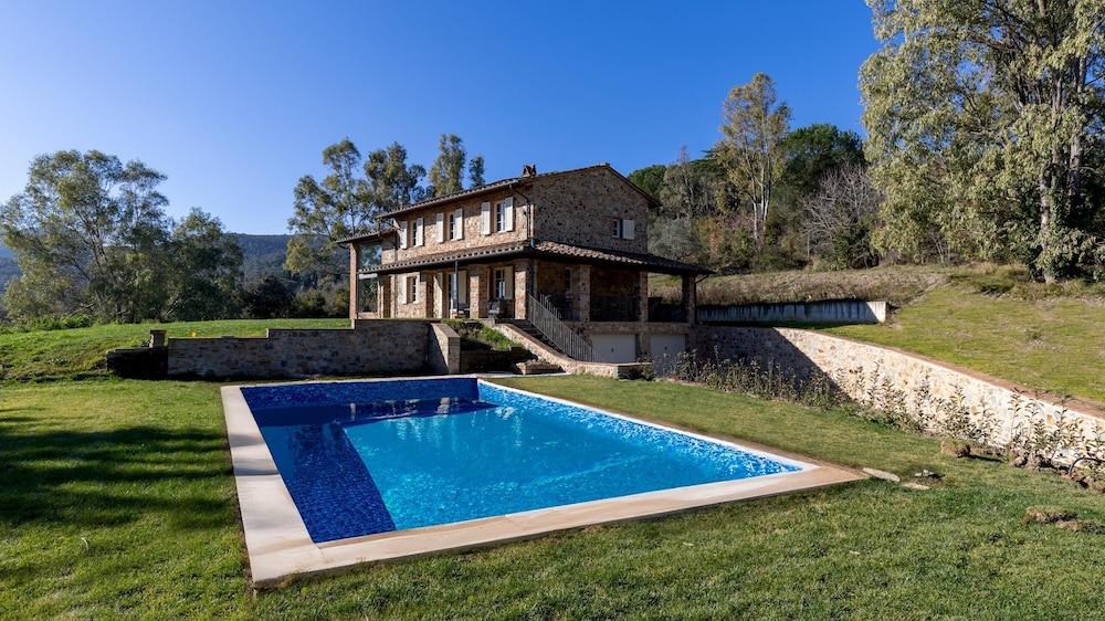 Villa Dada 10 Emma Villas — 4-Star Luxury Hotel in Rosignano Marittimo, Italy