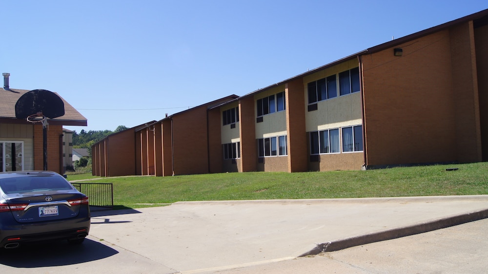 Holiday Lodge & Suites - photo 17
