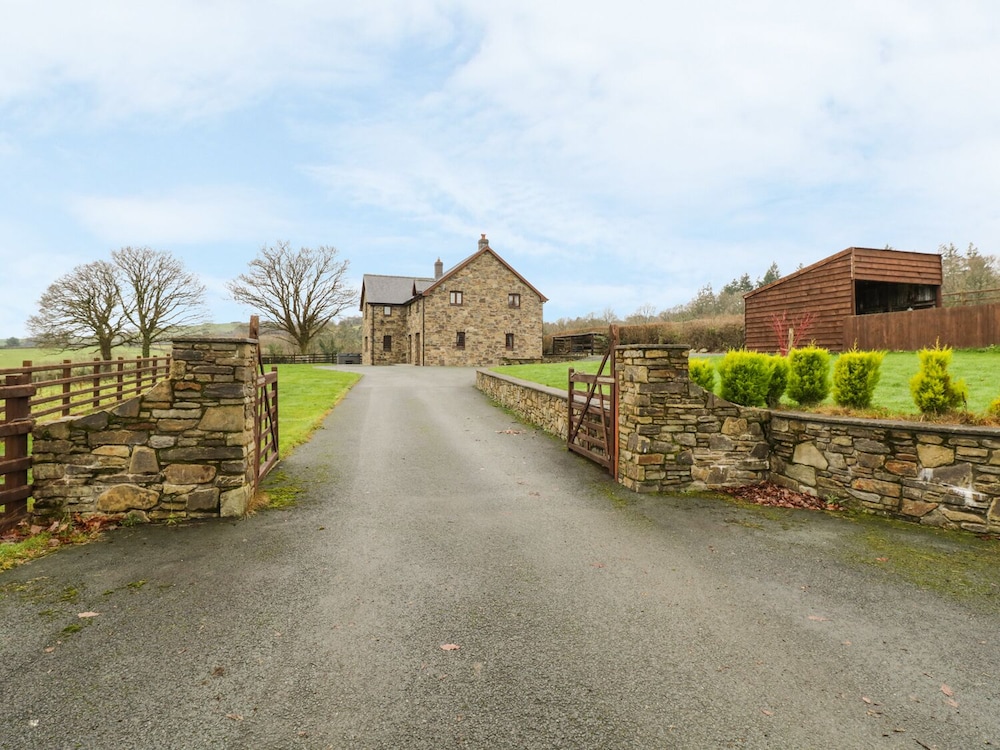 Ty Berllan - carbon neutral hotel in Llanidloes
