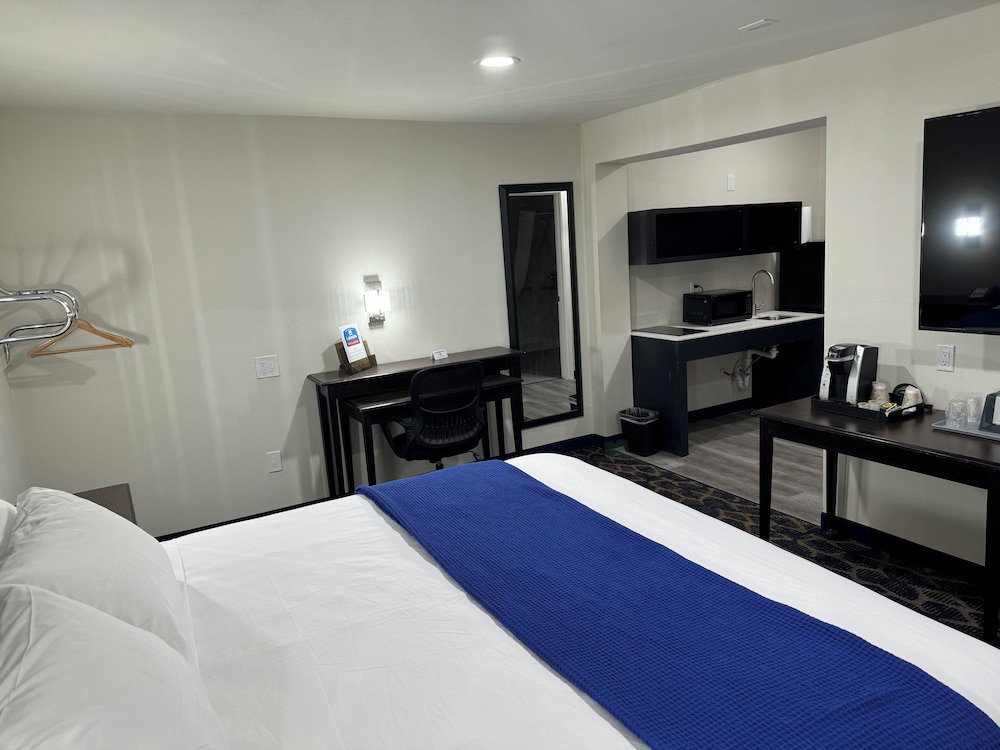Lakeside Inn and Suites - photo 16
