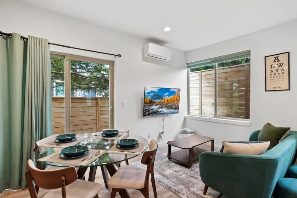 3Br 2.5Ba Rooftop View Green Lake Hideaway - photo 24