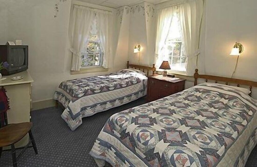 Yardarm Village Inn - photo 7