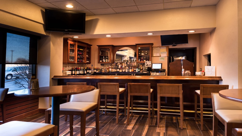 Holiday Inn Hotel & Suites Warren by IHG - photo 40