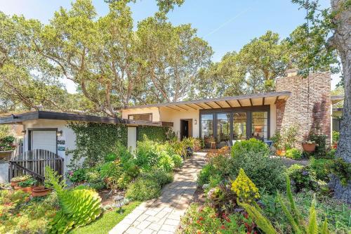 3891 Robert R Jones House home — 4-Star Luxury Hotel in Carmel, United States