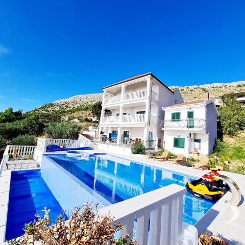 Family friendly apartments with swimming pool Podstrana Split 23526 — 4-Star Luxury Hotel in Podstrana, Croatia