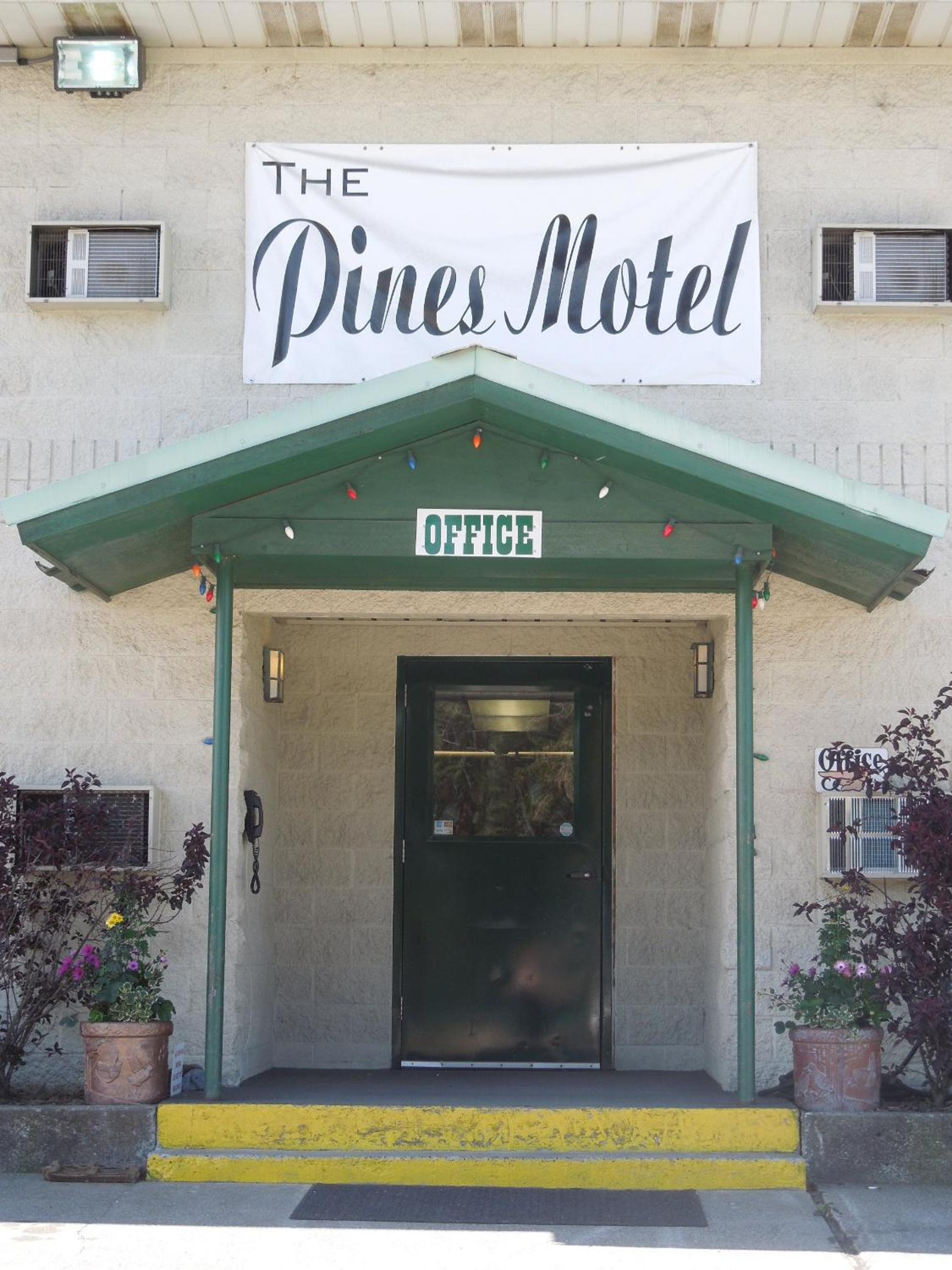 The Pines Motel — 4-Star Luxury Hotel in Saint Maries, United States