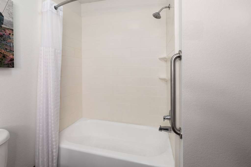 La Quinta Inn & Suites by Wyndham Meridian - photo 24