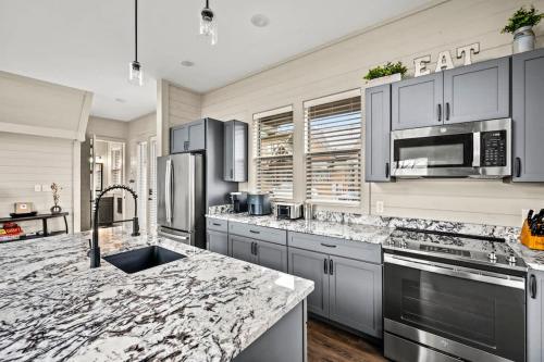 Mountain Lake Escape in Dandridge, United States