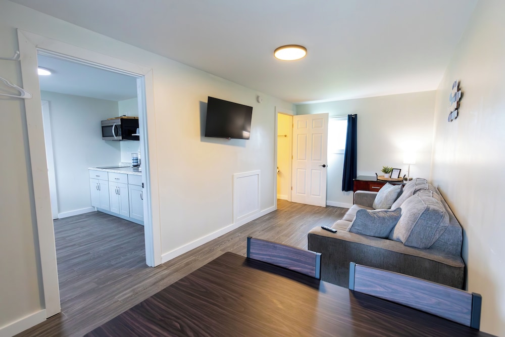 Anchor Bay Inn and Suites - photo 31