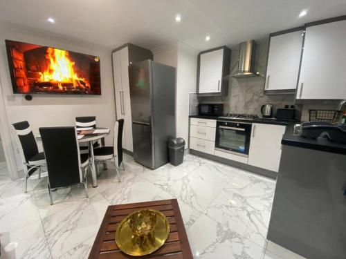 The Royal Boutique Piccadilly Lodge By London Sleep 6 — 4-Star Luxury Hotel in Hayes, United Kingdom
