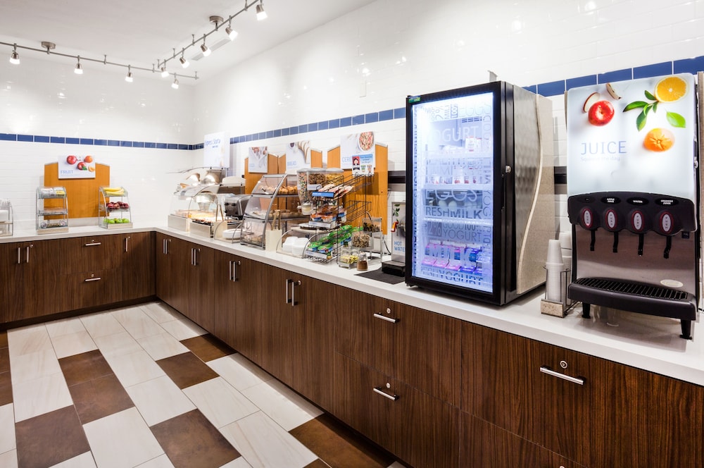 Holiday Inn Express Hotel & Suites Dickinson by IHG - photo 34