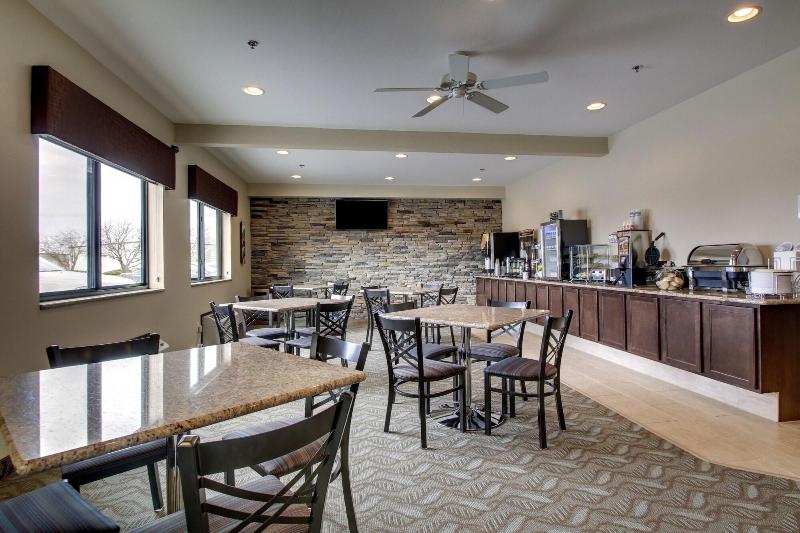 Cobblestone Inn and Suites Fort Dodge - photo 11