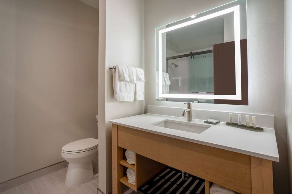 La Quinta Inn & Suites By Wyndham Pflugerville - photo 33