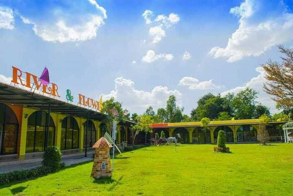 River Flowers Resort — Saraburi