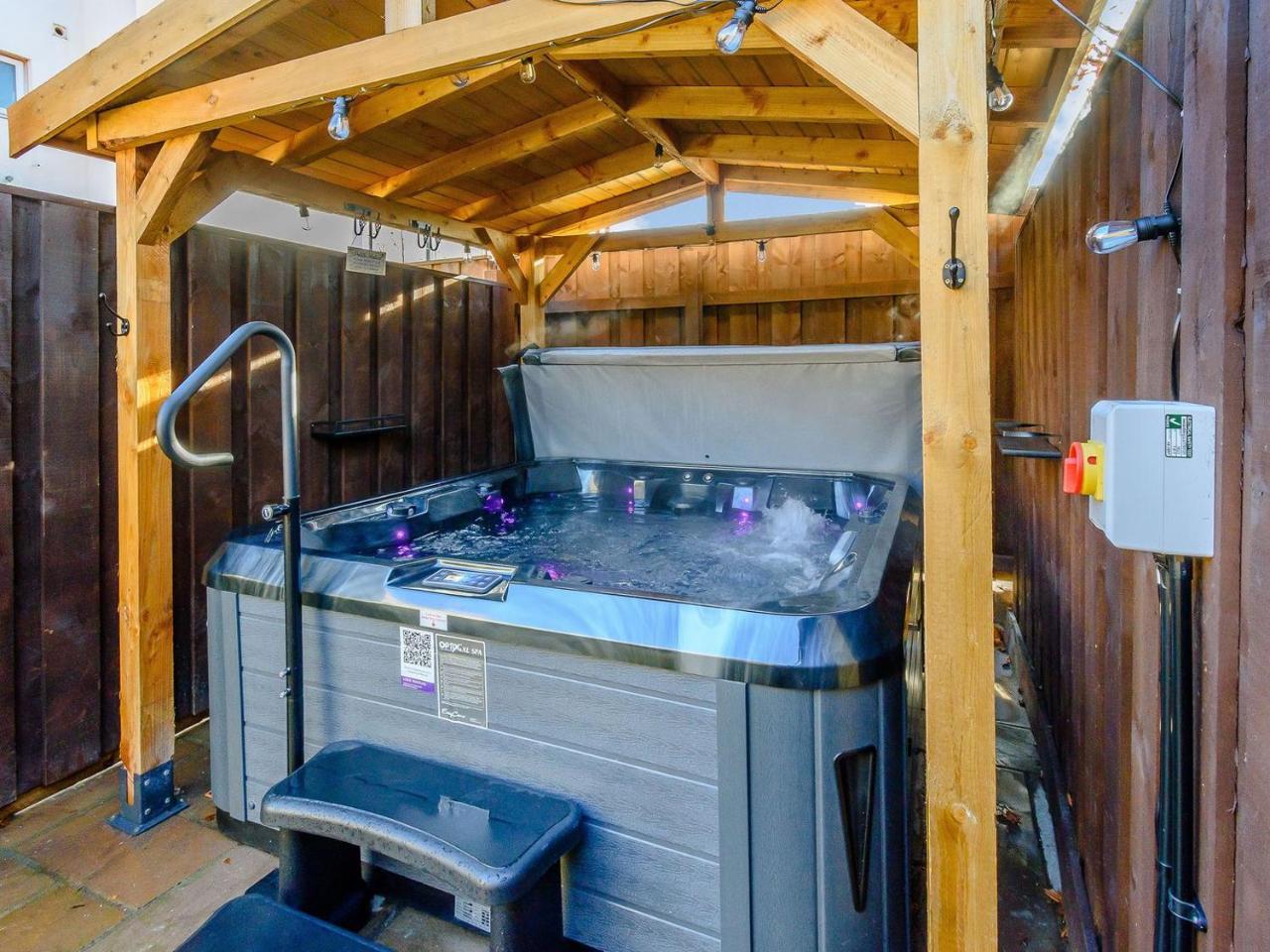 Hidden Winds Cottage — 5-Star Luxury Hotel in Guisborough, United Kingdom