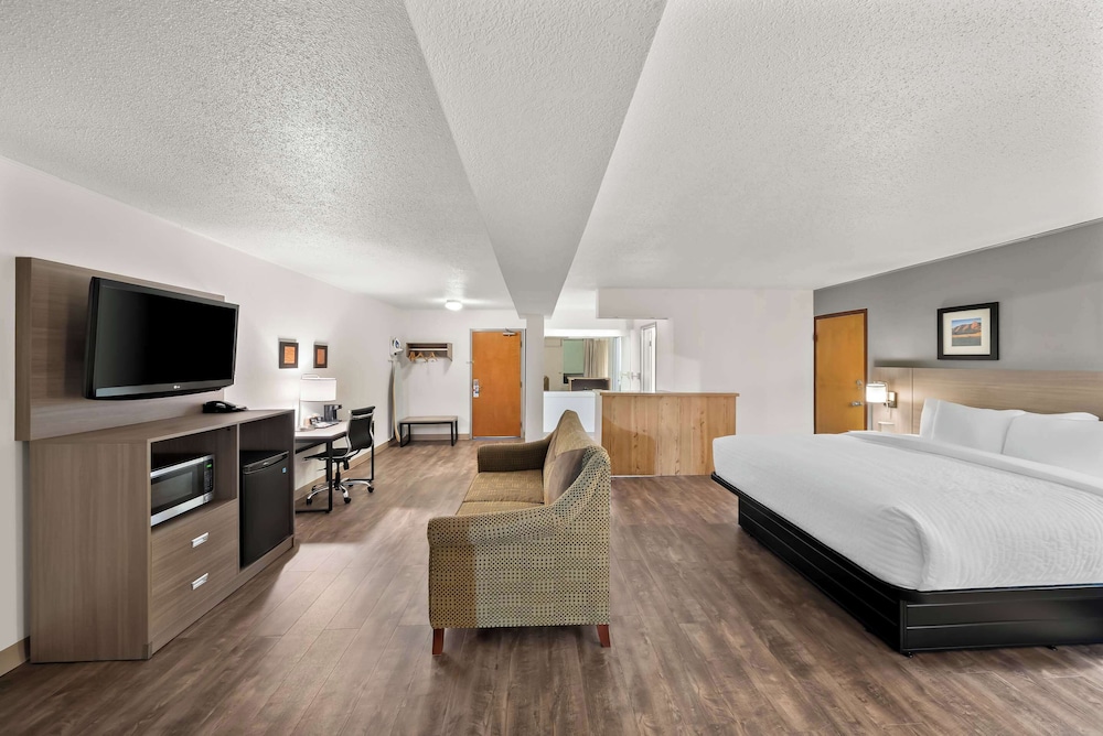 Clarion Inn & Suites and Convention Center - photo 24