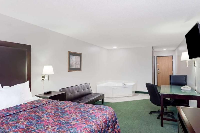 Days Inn Manchester - photo 16