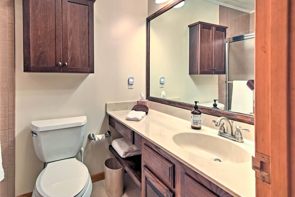 Beech Mountain Condo with Balcony Walk To Resort - photo 5
