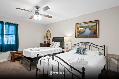 Spacious 6BR Near Ark Ample Parking 3 Full Baths — 4-Star Luxury Hotel in Williamstown, United States