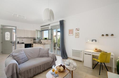 Alkmini Apartment — 4-Star Luxury Hotel in Loutra, Greece