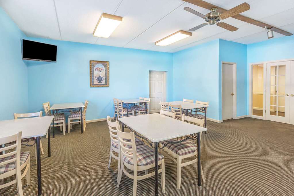 Super 8 by Wyndham Knoxville Downtown Area - photo 14