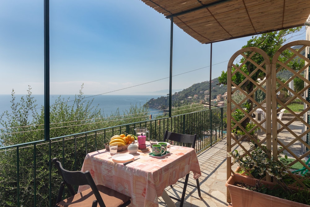 Two Rooms Apartment With Private Garden Pool and sea View Next to th — 4-Star Luxury Hotel in Sori, Italy